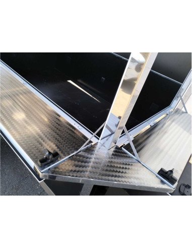 Remolque sin maquinaria de color negro estilo...