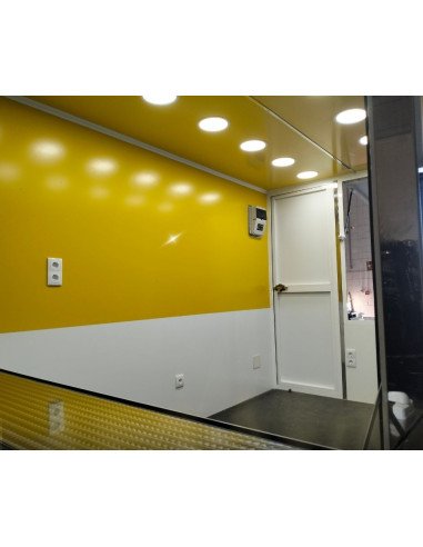 Remolque sin maquinaria de color amarillo