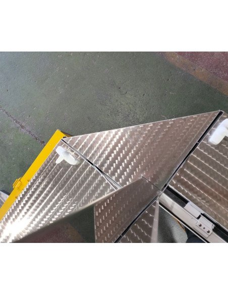 Remolque sin maquinaria de color amarillo